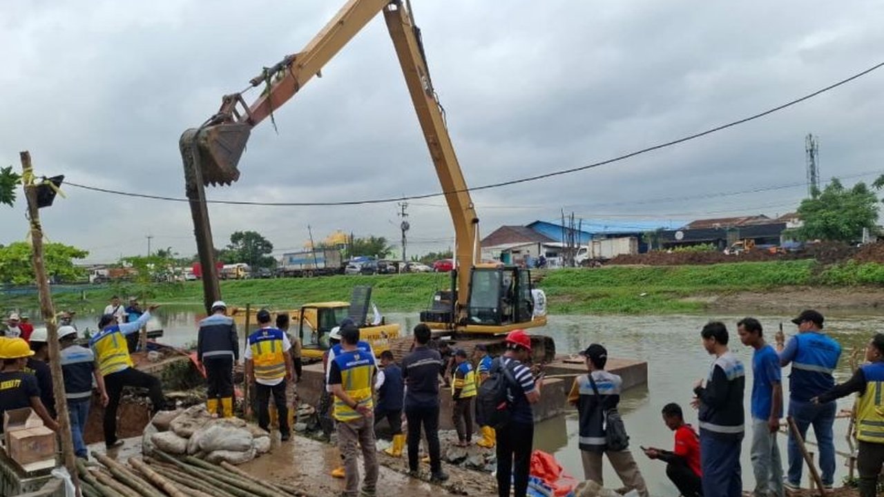 Polres Karawang mengawal penanganan darurat tanggul Kalimalang jebol di Telukjambe Barat, memastikan proses perbaikan berjalan lancar dan memberikan rasa tenang bagi warga terdampak.