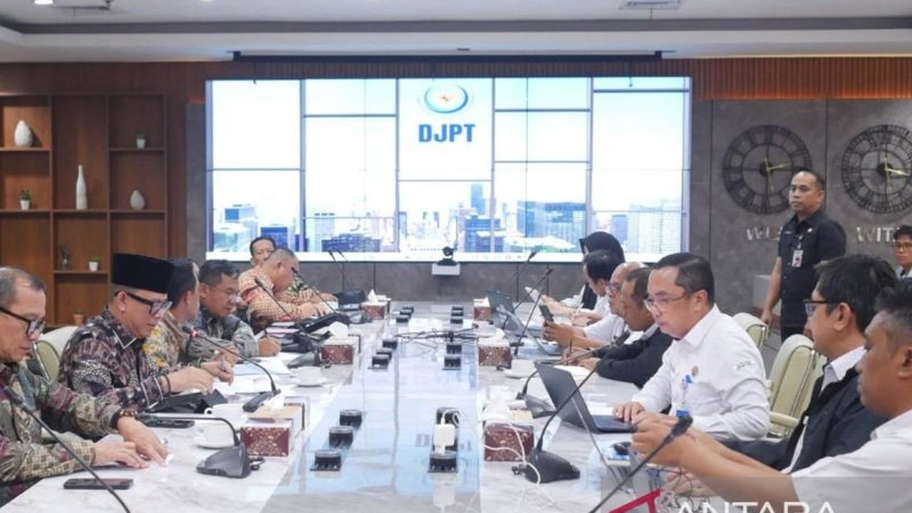 Desa Lubuk Leban di Kabupaten Ogan Komering Ulu (OKU) diproyeksikan menjadi Kampung Nelayan Merah Putih pada tahun 2026, sebuah inisiatif yang diharapkan dapat mendorong kemandirian ekonomi serta ketahanan pangan melalui sektor perikanan.