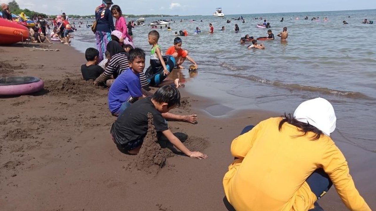 Destinasi Wisata Makassar, khususnya kawasan pantai, mengalami lonjakan pengunjung signifikan selama libur Isra Miraj dan akhir pekan, menarik wisatawan menikmati panorama dan kuliner khas.