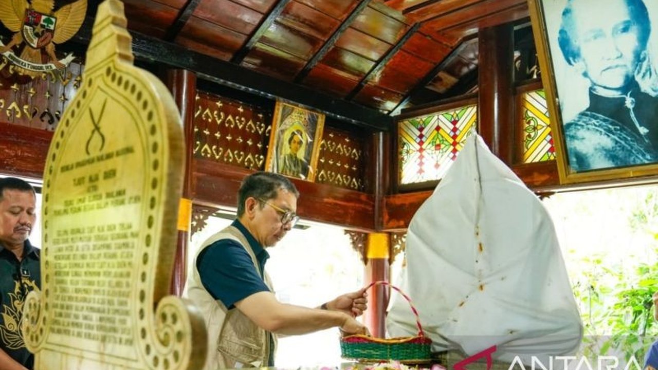 Menteri Kebudayaan Fadli Zon mendorong Makam Gunung Puyuh di Sumedang sebagai penggerak ekonomi Sumedang, memanfaatkan potensi sejarah dan budaya pahlawan nasional Cut Nyak Dien.