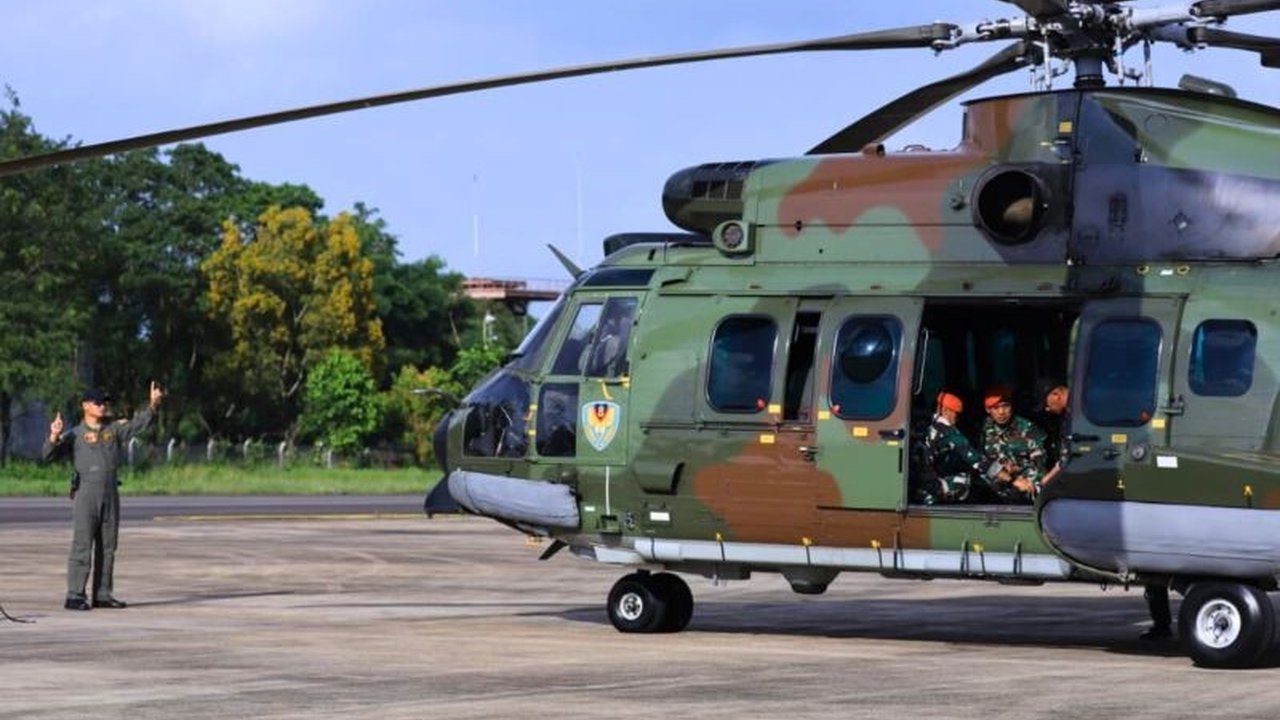 TNI Angkatan Udara mengerahkan helikopter H225M Caracal dan tim gabungan untuk mencari pesawat ATR 400 milik Indonesia Air Transport (IAT) yang dilaporkan hilang kontak di Maros, Sulawesi Selatan, Sabtu. Insiden pesawat hilang kontak di Maros ini memicu r