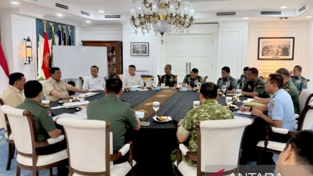 Presiden Prabowo Subianto menggelar rapat terbatas dengan pimpinan TNI dan Kementerian Pertahanan, membahas Arahan Geostrategi Indonesia ke depan demi kedaulatan negara. Apa saja poin pentingnya?