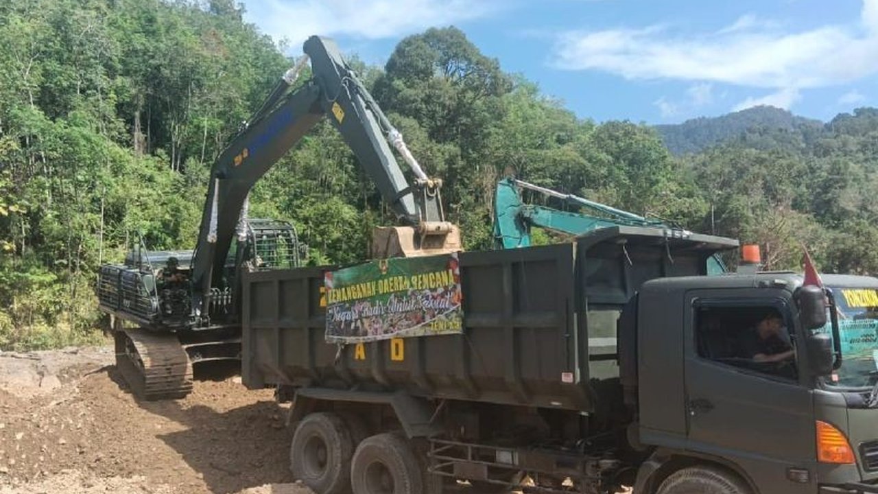 Satuan Tugas Penanggulangan Bencana Alam (Gulbencal) Kodam I/Bukit Barisan memaksimalkan alat berat untuk membersihkan Gereja Kristen Protestan Indonesia Hutanabolon di Tapanuli Tengah, mempercepat pemulihan pasca banjir.