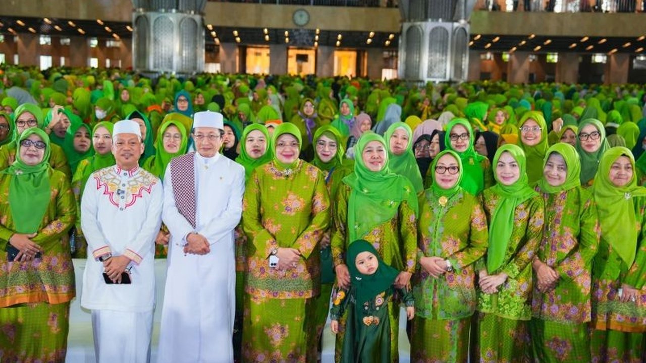 Khofifah Ajak Makmurkan Masjid sebagai pusat spiritual dan gerakan keumatan. Simak ajakan Ketua Umum Muslimat NU ini untuk menjadikan masjid lebih hidup, memperkuat iman dan toleransi.