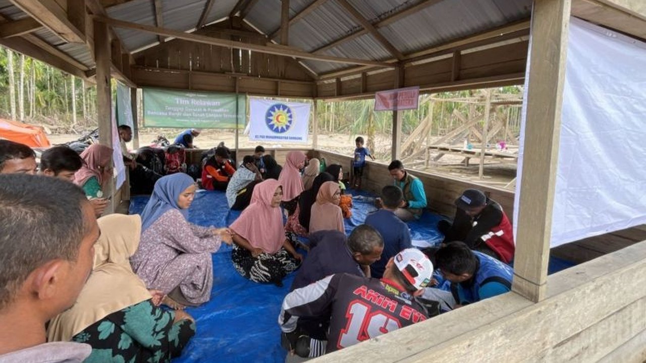 Tim Emergency Medical Team (EMT) Relawan Muhammadiyah menembus medan sulit untuk menyediakan layanan kesehatan spesialistik bagi warga terdampak bencana di wilayah terpencil Aceh Timur, hadirkan harapan di tengah keterbatasan.