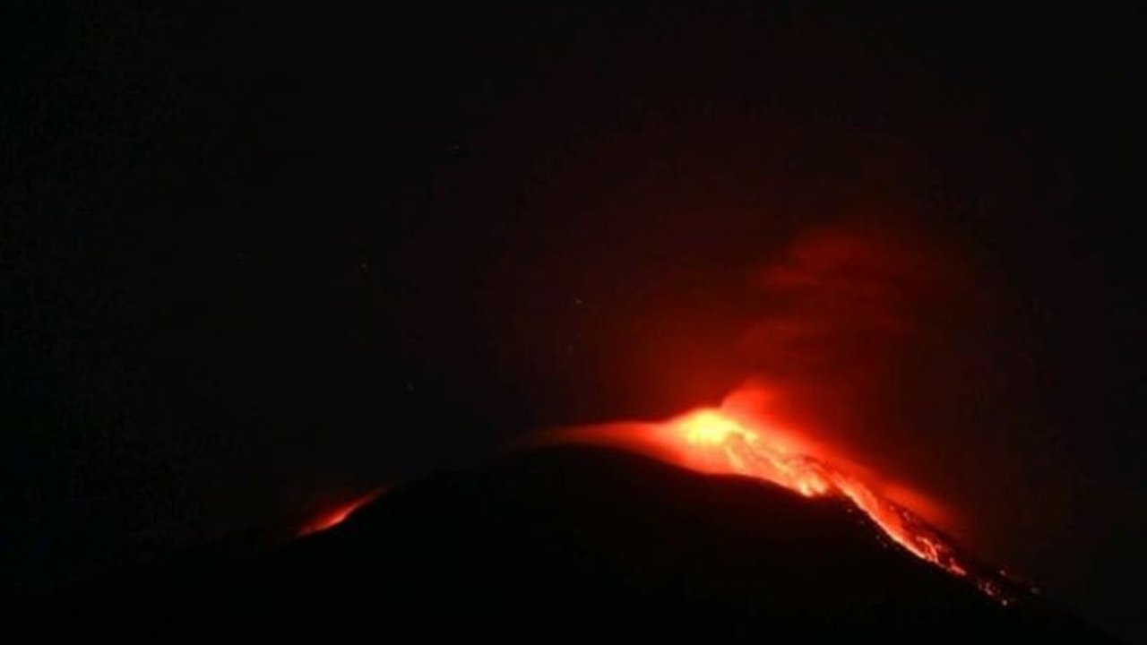 Gunung Ile Lewotolok di Lembata kembali erupsi dua kali pada Sabtu (17/1), melontarkan material pijar dan lava. Status Waspada, warga diimbau tidak mendekat dalam radius 2 KM.