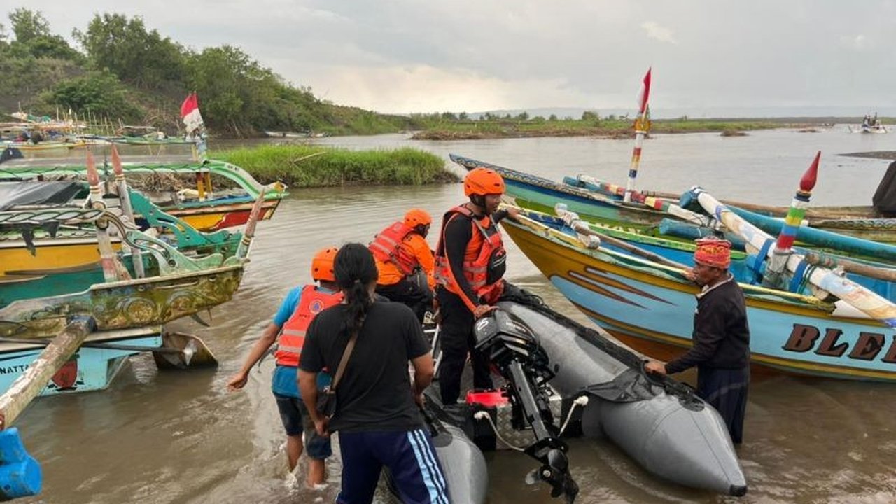 Seorang pelajar terseret arus Sungai Tanggul Jember saat berburu biawak. Tim SAR gabungan menghentikan pencarian sementara karena cuaca gelap dan akan dilanjutkan Minggu pagi.