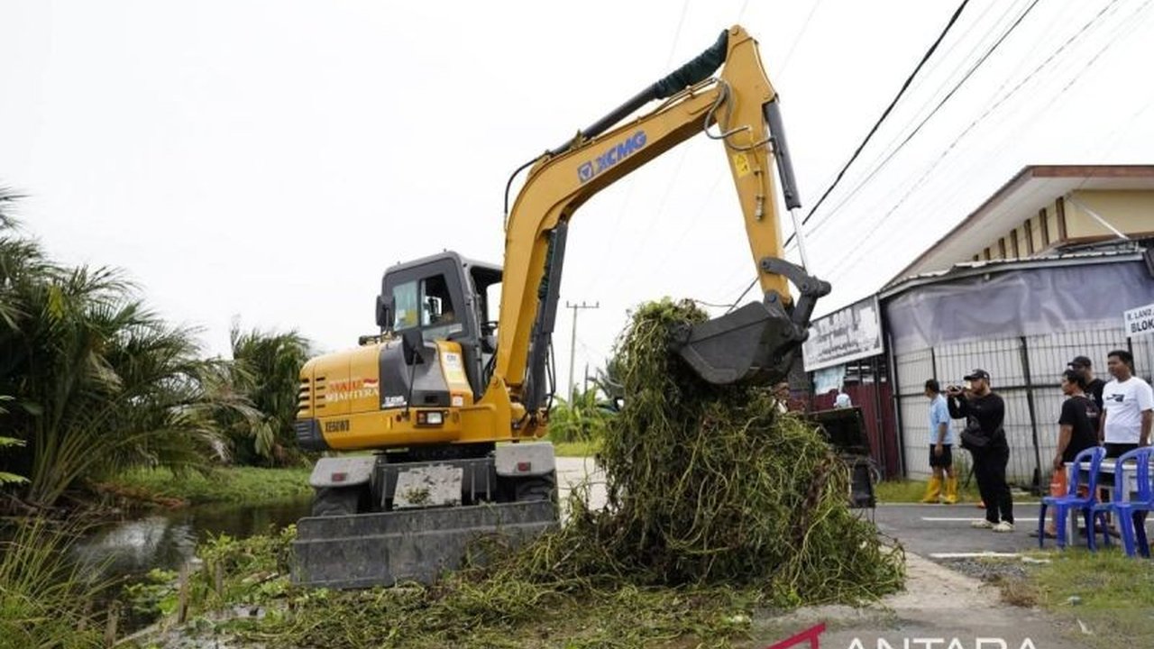 Wali Kota Banjarmasin memimpin Gotong Royong Bersihkan Sungai Banjarmasin, menyoroti pendangkalan, tumbuhan liar, dan bangunan ilegal untuk fungsi sungai yang optimal. Simak selengkapnya!