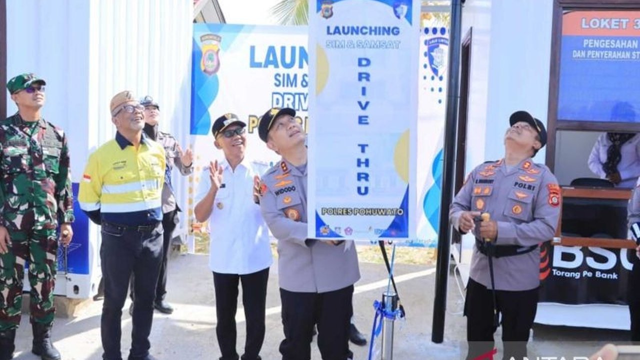 Inovasi Layanan SIM Samsat Drive Thru kini hadir di Pohuwato, memudahkan masyarakat mengurus administrasi kepolisian tanpa turun kendaraan, lebih praktis dan efisien.