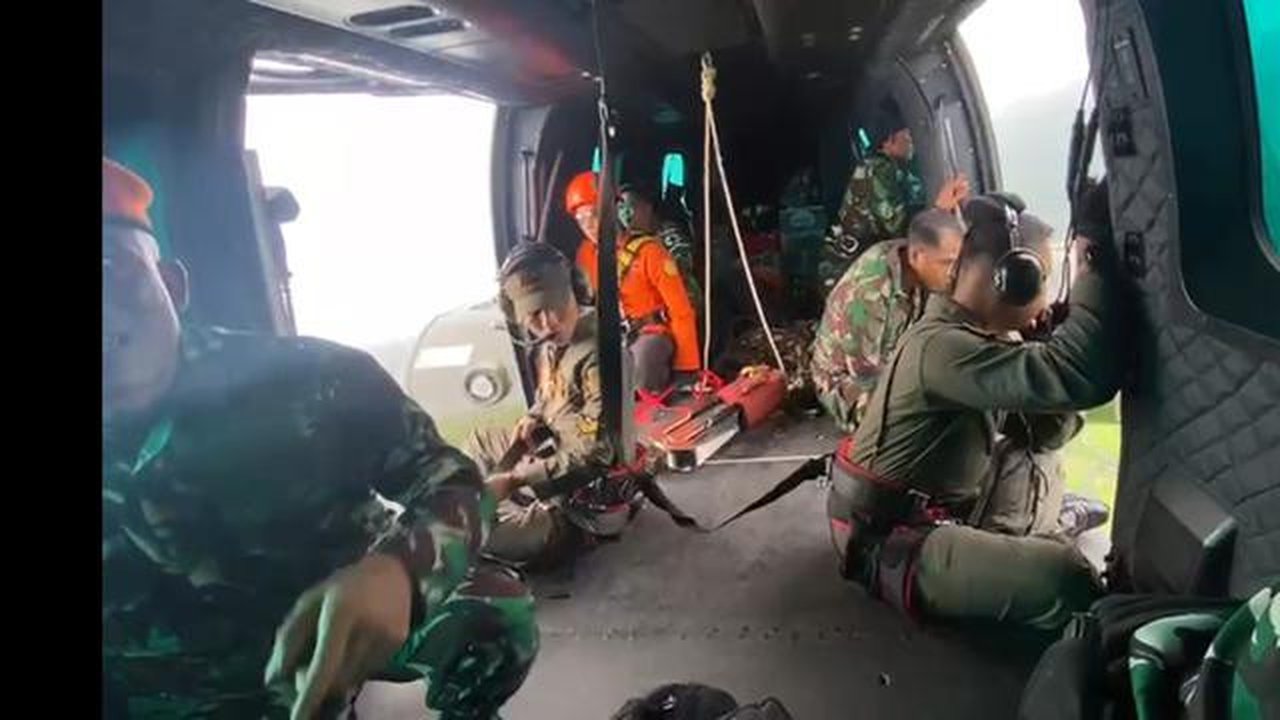 Helikopter Caracal milik TNI Angkatan Udara melakukan emantauan dari udara di lokasi hilangnya pesawat ATR 400 di wilayah Kabupaten Maros, Sulawesi Selatan (Sulsel). (Dok. Istimewa)