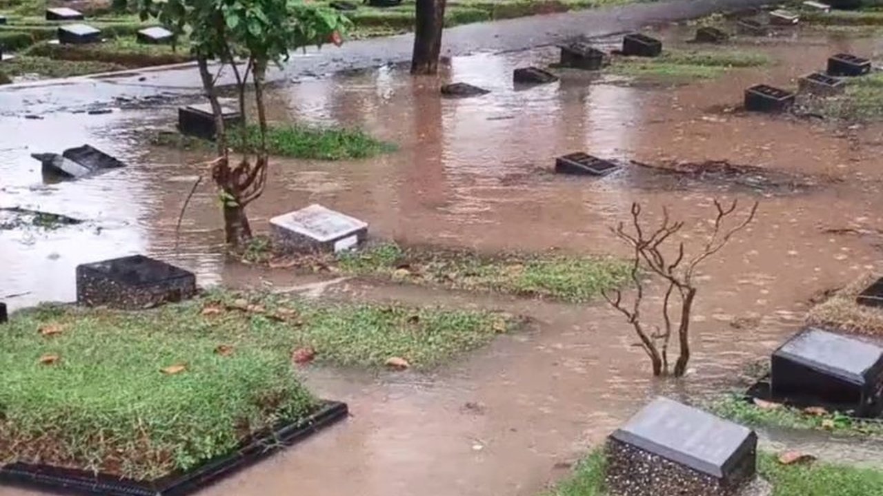 Curah hujan tinggi menyebabkan Banjir Jakarta merendam lima RT dan tiga ruas jalan. BPBD DKI Jakarta mengimbau warga tetap waspada dan menghubungi layanan darurat 112 jika diperlukan.