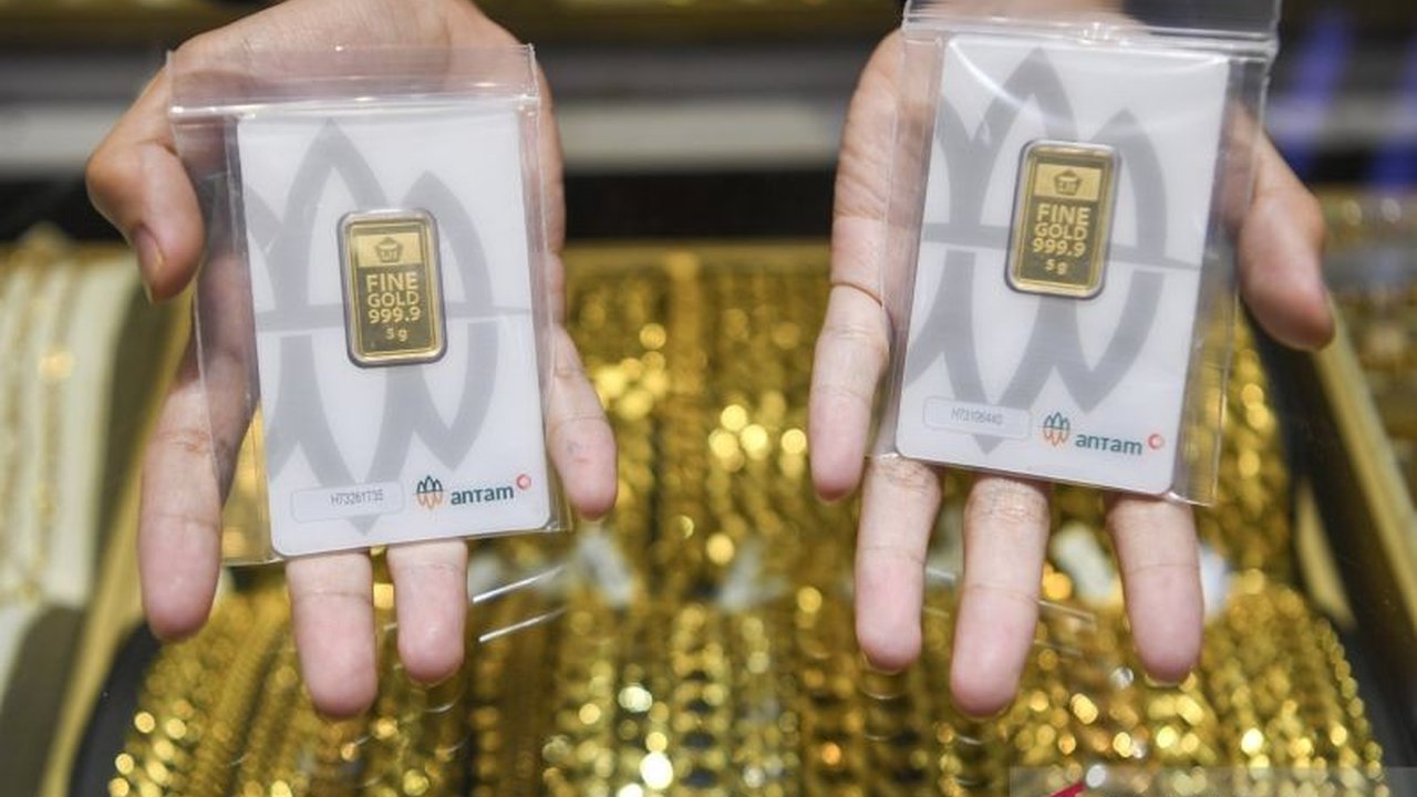 Simak update terbaru **harga emas Pegadaian** hari Minggu ini. Dua jenama populer, Galeri24 dan UBS, kompak mengalami penurunan harga yang signifikan, menarik perhatian investor dan pembeli emas.