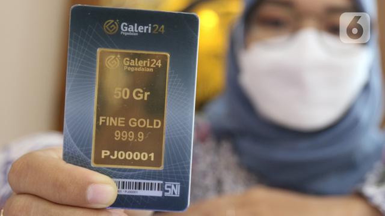 Seorang petugas menunjukkan koleksi emas batangan di Galeri 24 Pegadaian, Jakarta, Jumat (25/3/2022). Harga emas yang dijual PT Aneka Tambang Tbk (ANTM) atau emas Antam kembali naik. Hari ini
