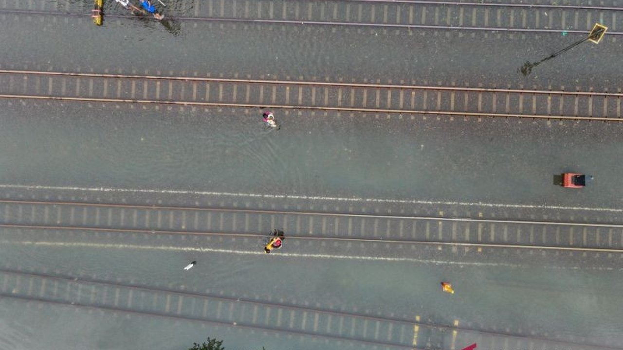 Banjir Pekalongan kembali merendam jalur kereta api antara Stasiun Pekalongan dan Sragi pada Minggu (18/1/2026), menyebabkan sejumlah perjalanan KA dibatalkan dan dialihkan demi keselamatan penumpang.