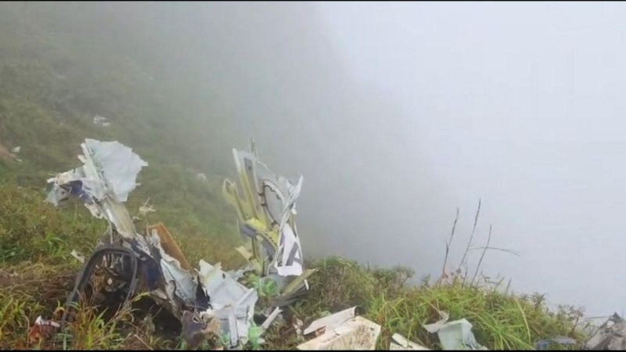 Pesawat ATR 42-500 yang sempat hilang kontak akhirnya ditemukan di puncak Gunung Bulusaraung, Pangkep, Sulawesi Selatan, setelah operasi pencarian intensif oleh tim SAR.