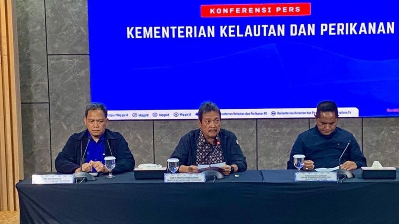 Pesawat ATR 42-500 dengan registrasi PK-THT dilaporkan hilang kontak di Kabupaten Maros, Sulawesi Selatan, membawa tiga pegawai KKP yang sedang menjalankan misi pengawasan.