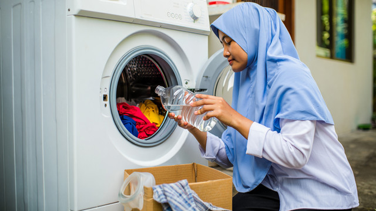 Trik mengatasi pakaian bau apek saat hujan (Foto: Reve Art AI)