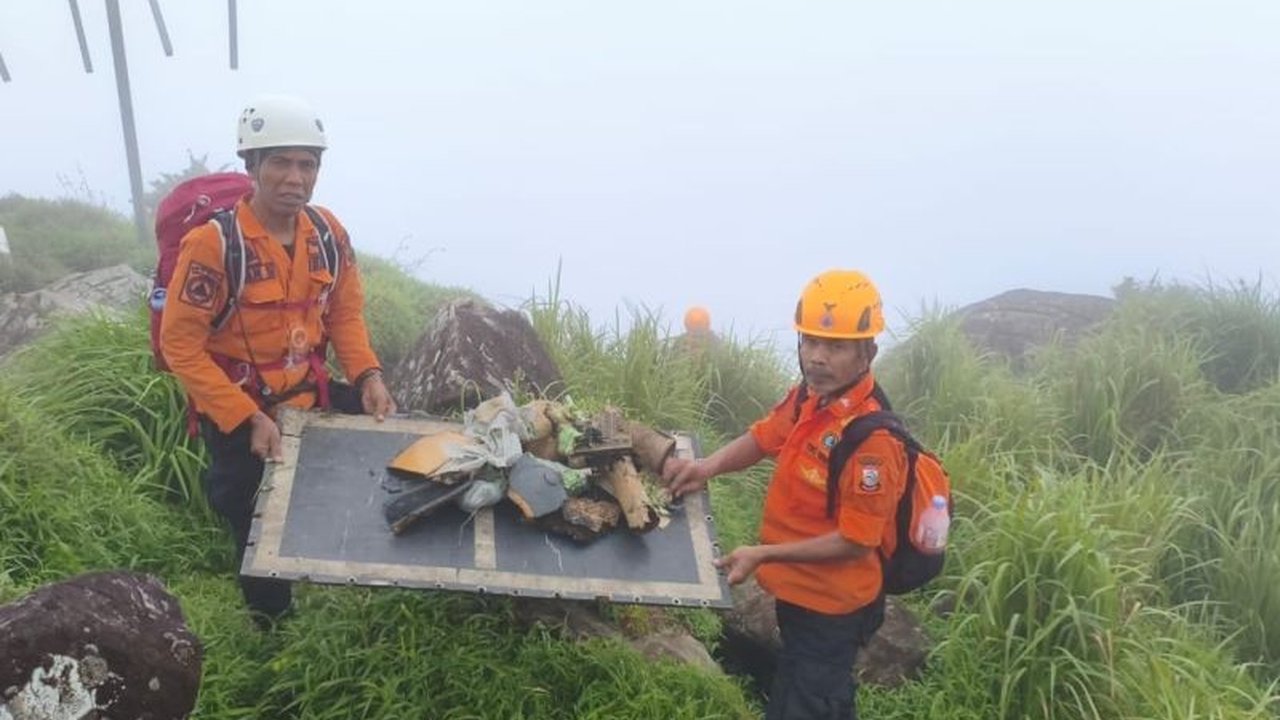 Tim SAR Gabungan berhasil menemukan serpihan pesawat ATR 42-500 yang hilang kontak di Bulusaraung Maros, memberikan petunjuk penting dalam upaya pencarian korban dan badan pesawat.