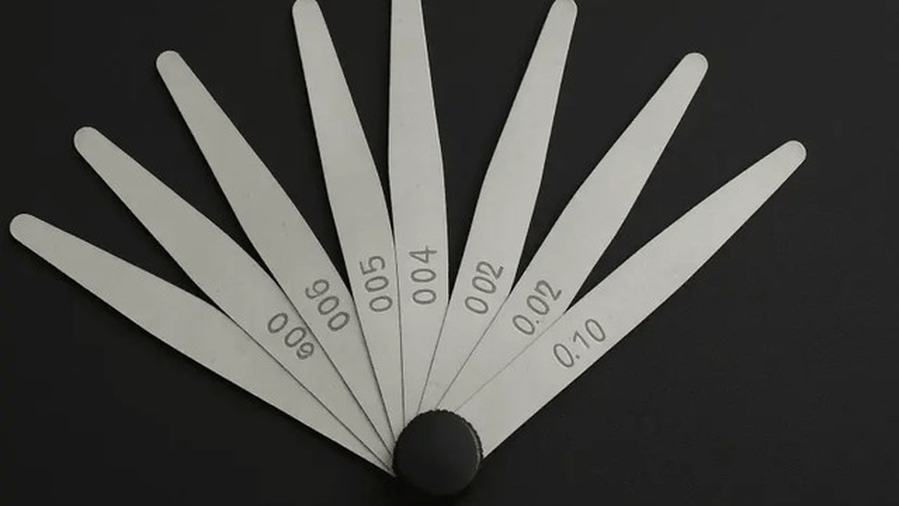 Alat ini digunakan untuk mengukur celah katup pada bagian mesin. (astraotoshop.com)