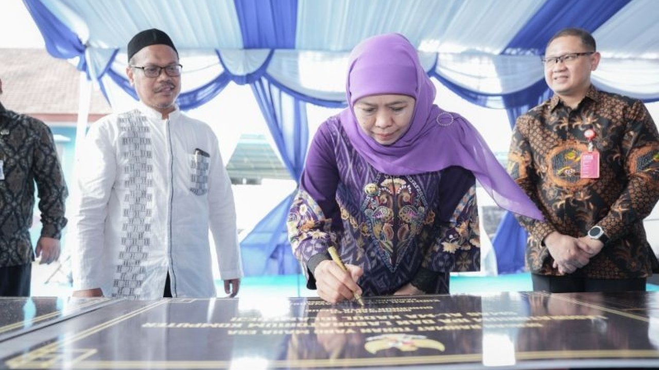 Pemerintah Provinsi Jawa Timur berkomitmen meningkatkan mutu pendidikan melalui program revitalisasi 22 SMA/SMK/SLB di Pasuruan dan Probolinggo, menciptakan ruang belajar yang layak dan kompetitif bagi generasi emas Jatim.