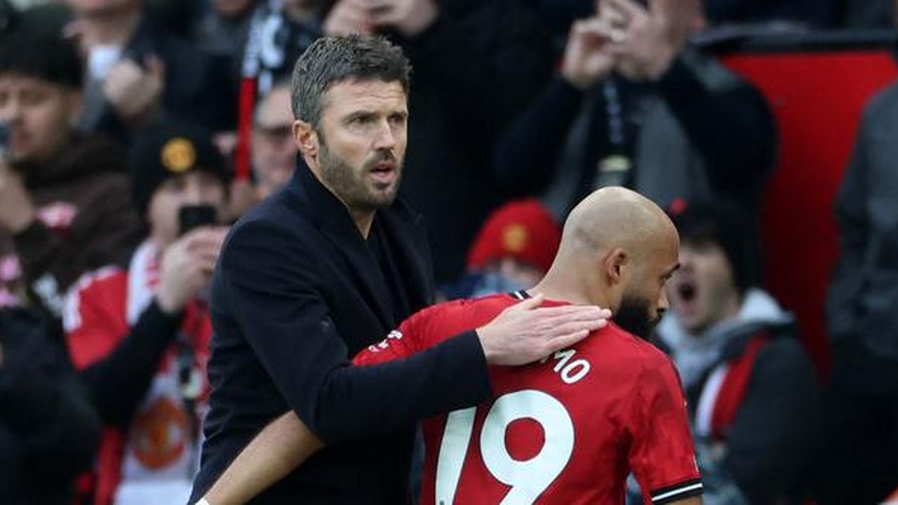 Pelatih interim Manchester United, Michael Carrick, memberi ucapan selamat kepada gelandang asal Kamerun Bryan Mbeumo saat meninggalkan lapangan setelah ditarik keluar dalam pertandingan Liga