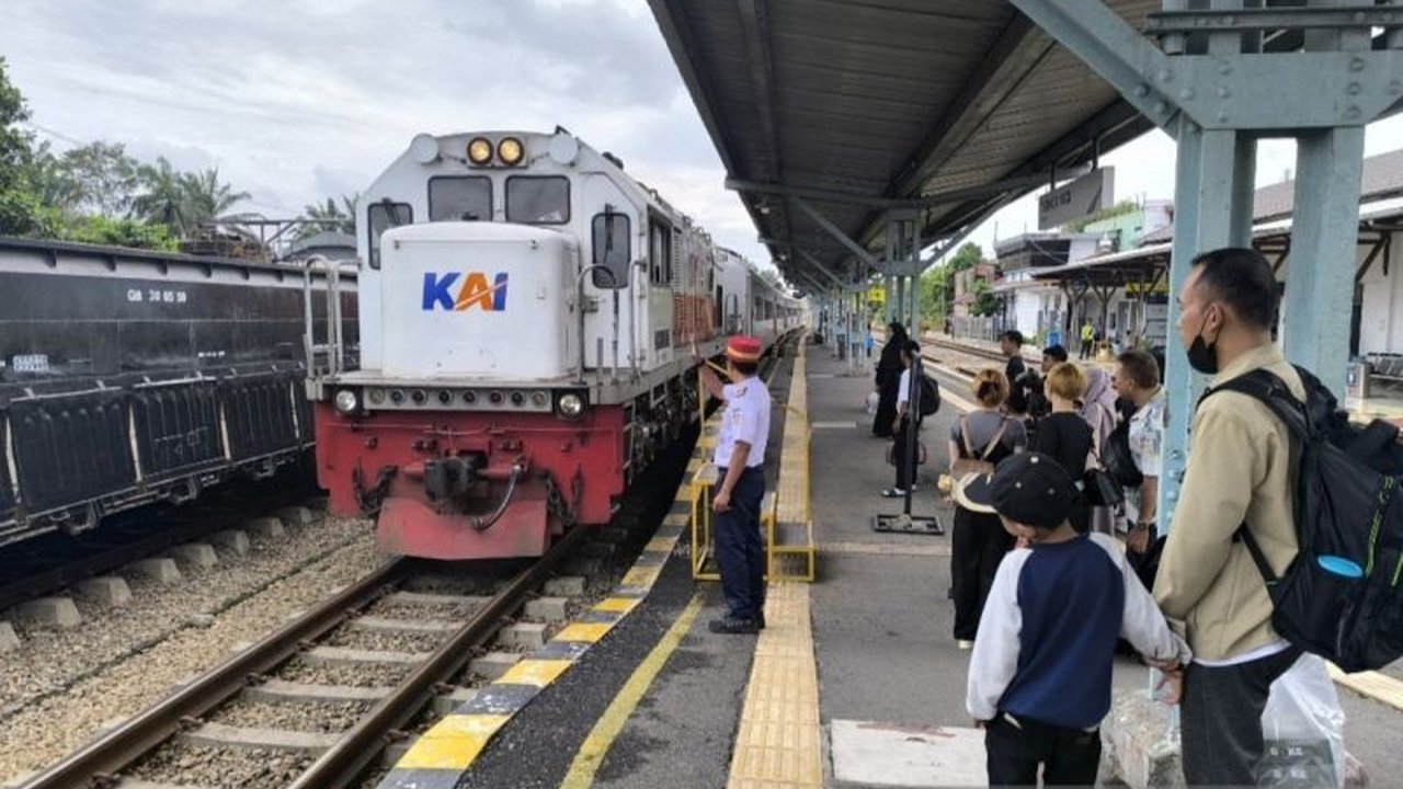 Selama libur Isra Mi'raj 2026, KAI Divre I Sumut melayani puluhan ribu penumpang. Pahami pentingnya aturan tiket KAI anak dan infant agar perjalanan Anda nyaman dan aman.