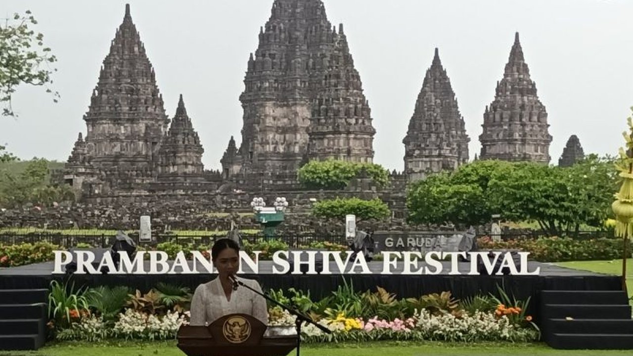 Wakil Menteri Pariwisata Ni Luh Enik Ermawati secara resmi membuka Prambanan Shiva Festival 2026 di Candi Prambanan, menegaskan pentingnya festival ini dalam menghadirkan harmoni spiritual dan dampak ekonomi bagi masyarakat sekitar.