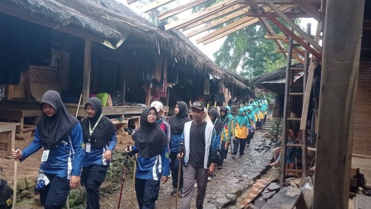 Kawasan permukiman Badui di Lebak, Banten, ramai dikunjungi wisatawan dari berbagai daerah saat Wisata Badui Libur Panjang Isra Mikraj, menikmati keasrian alam dan sensasi berburu durian.