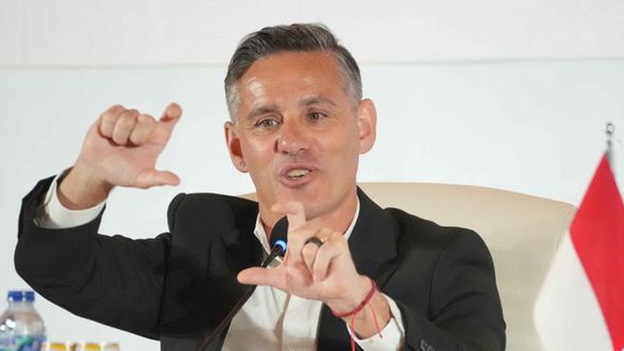 John Herdman menggantikan posisi Patrick Kluivert yang hengkang bersama jajarannya pada Oktober 2025, selepas gagal membawa skuad Garuda lolos Piala Dunia 2026. Tampak dalam foto, pelatih kep