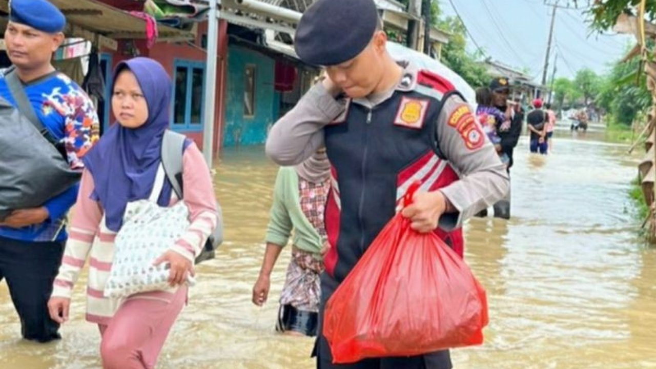 Curah hujan tinggi picu Sungai Citarum dan Cibeet meluap, menyebabkan Banjir Karawang di sejumlah wilayah. Warga diimbau untuk selalu waspada.