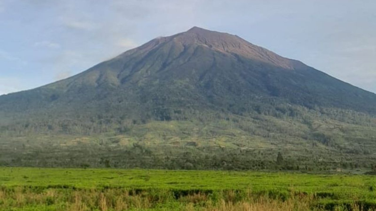 Meskipun aktivitas kegempaan menurun, pendakian Gunung Kerinci Ditutup sementara untuk persiapan ritual adat dan bersih-bersih jalur. Simak alasan lengkap penutupan ini.