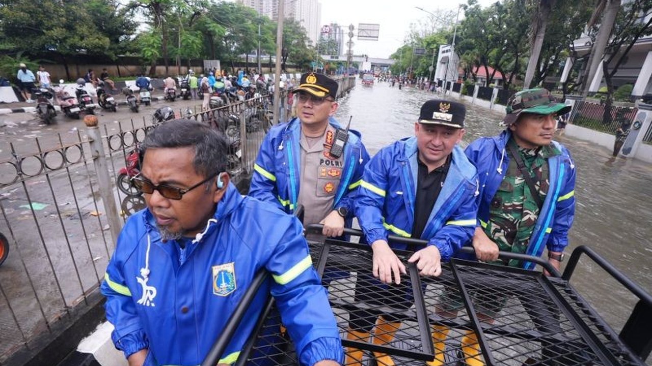 Hujan deras menyebabkan banjir Jakarta Utara di sejumlah titik. Forkopimko Jakut langsung meninjau lokasi, sementara BPBD mencatat puluhan RT dan ruas jalan terendam, membuat pembaca penasaran akan kondisi terkini.