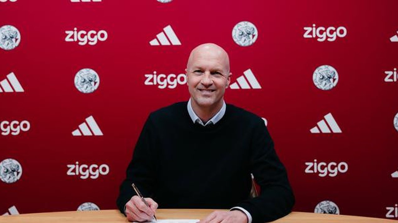 Penasihat teknis Timnas Indonesia, Jordi Cruyff, secara resmi menandatangani kontrak sebagai Direktur Teknik AFC Ajax. (Bola.com/Dok.AFC Ajax).
