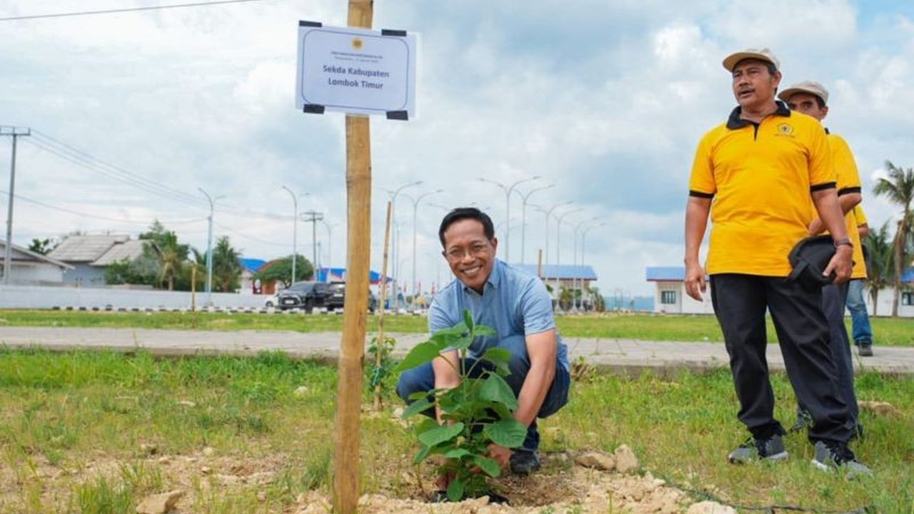 Kolaborasi Pemerintah Kabupaten Lombok Timur dan Universitas Mataram (Unram) melalui gerakan penghijauan di Ekas Buana bertujuan menjaga kelestarian lingkungan serta mengatasi kesenjangan ekonomi di wilayah pesisir.