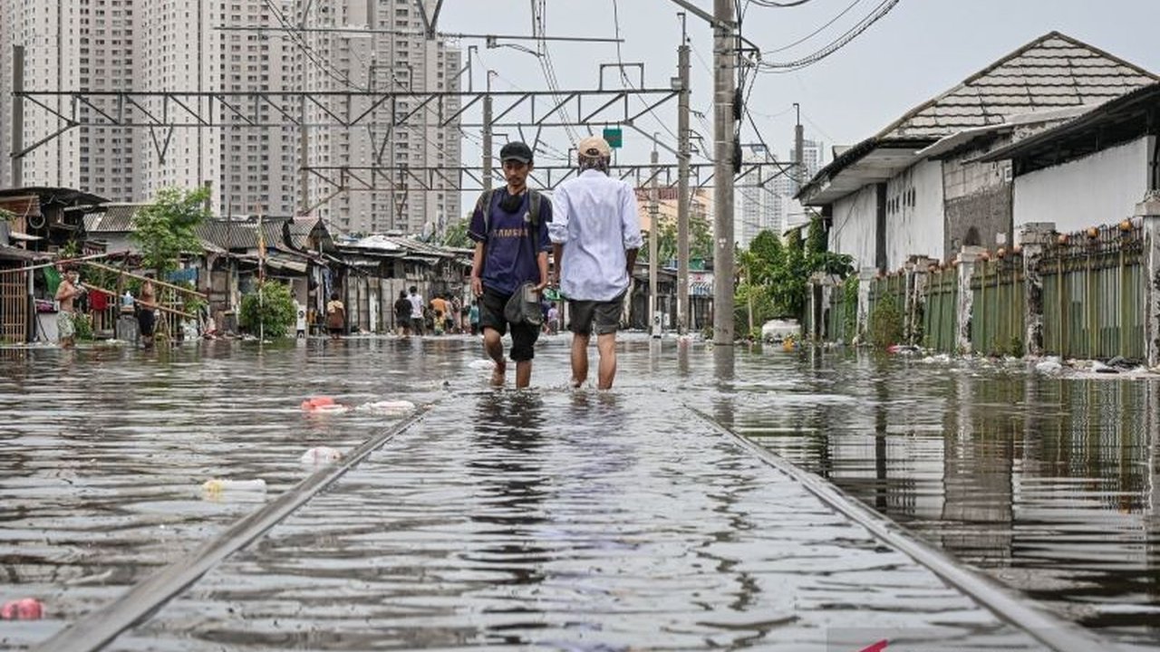 Pemerintah Kota Jakarta Utara (Pemkot Jakut) mengintensifkan optimasi penanganan banjir Jakarta Utara dengan mengerahkan seluruh pompa air permanen dan portabel, berkoordinasi lintas sektor untuk mempercepat penyedotan air di berbagai titik genangan.