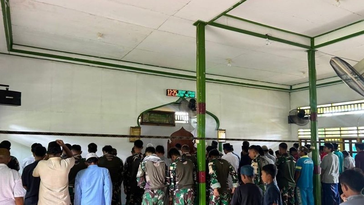 Satgas Yonif 511 Papua aktif menjaga keamanan ibadah di pedalaman Mamberamo Raya, sekaligus mempererat tali silaturahmi dengan masyarakat melalui pendekatan humanis yang menyentuh hati.