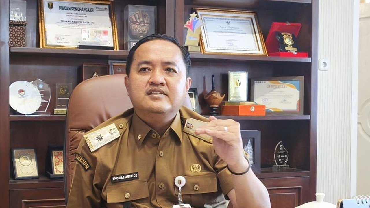 Kebijakan 'Kamis Beradat' di Lampung, yang mewajibkan penggunaan bahasa dan batik daerah setiap Kamis, menunjukkan dampak positif signifikan dalam melestarikan bahasa daerah di kalangan siswa dan pegawai. Simak lebih lanjut bagaimana inisiatif ini memperk