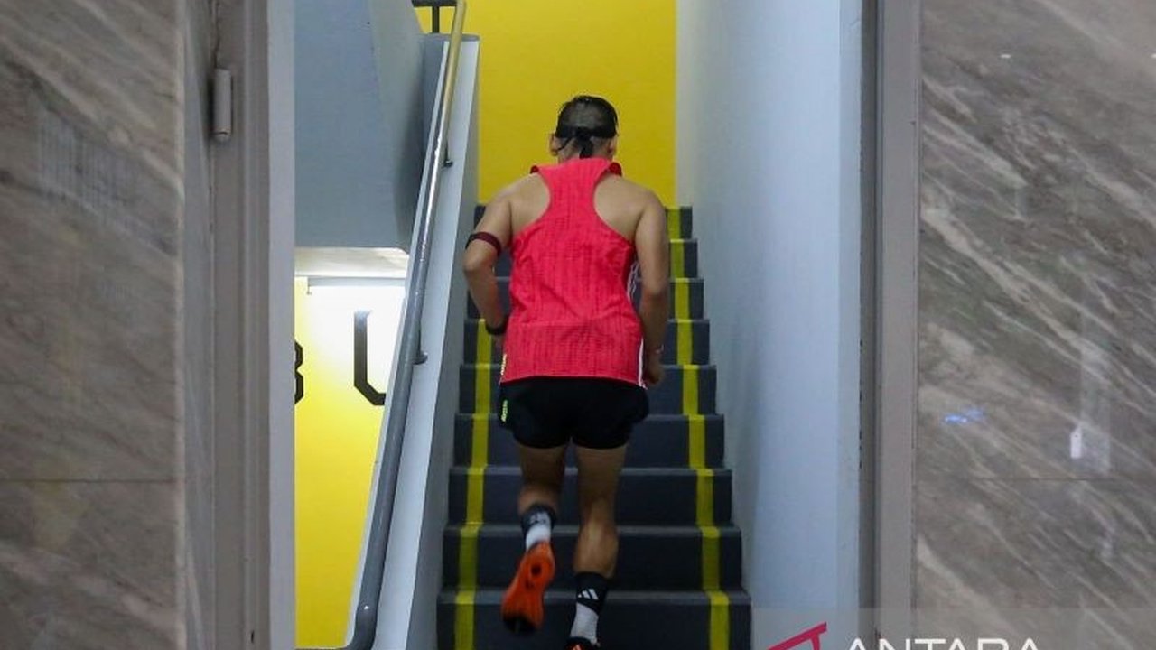 Ajang Bandung Tower Run 2026 sukses digelar di Menara BRI Bandung, menantang 104 pelari menaklukkan 16 lantai vertikal dan mendorong gaya hidup sehat di perkotaan.