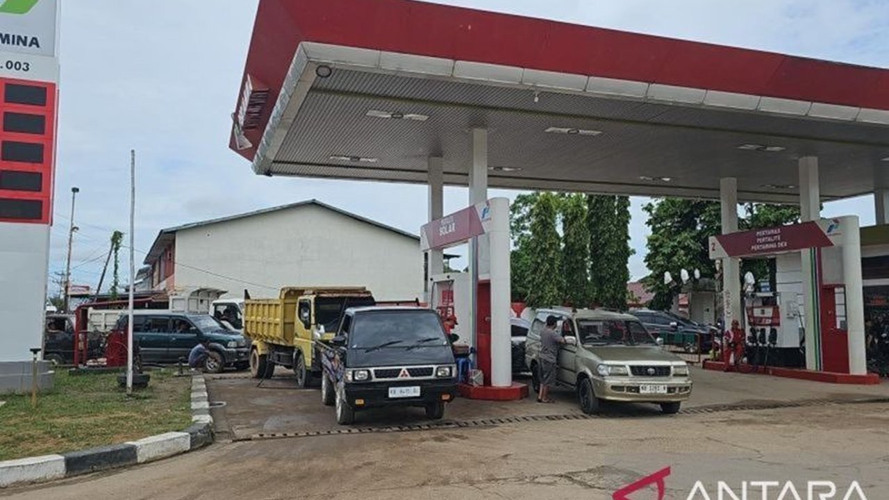 PT Pertamina Patra Niaga telah memberikan peringatan kepada enam SPBU di Kalimantan Barat sepanjang 2025 karena penyaluran BBM subsidi yang tidak sesuai prosedur, memicu pertanyaan tentang efektivitas pengawasan dan urgensi pembaruan regulasi.