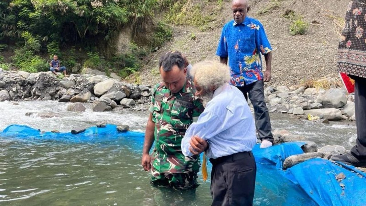 Satuan Tugas (Satgas) Yonif 511/DY memastikan kelancaran dan keamanan proses pembaptisan seorang anggota Koramil di Tolikara, memperkuat komunikasi sosial dan menjaga ketertiban. Kehadiran Satgas Yonif 511/DY ini menjadi wujud nyata sinergi TNI dengan mas