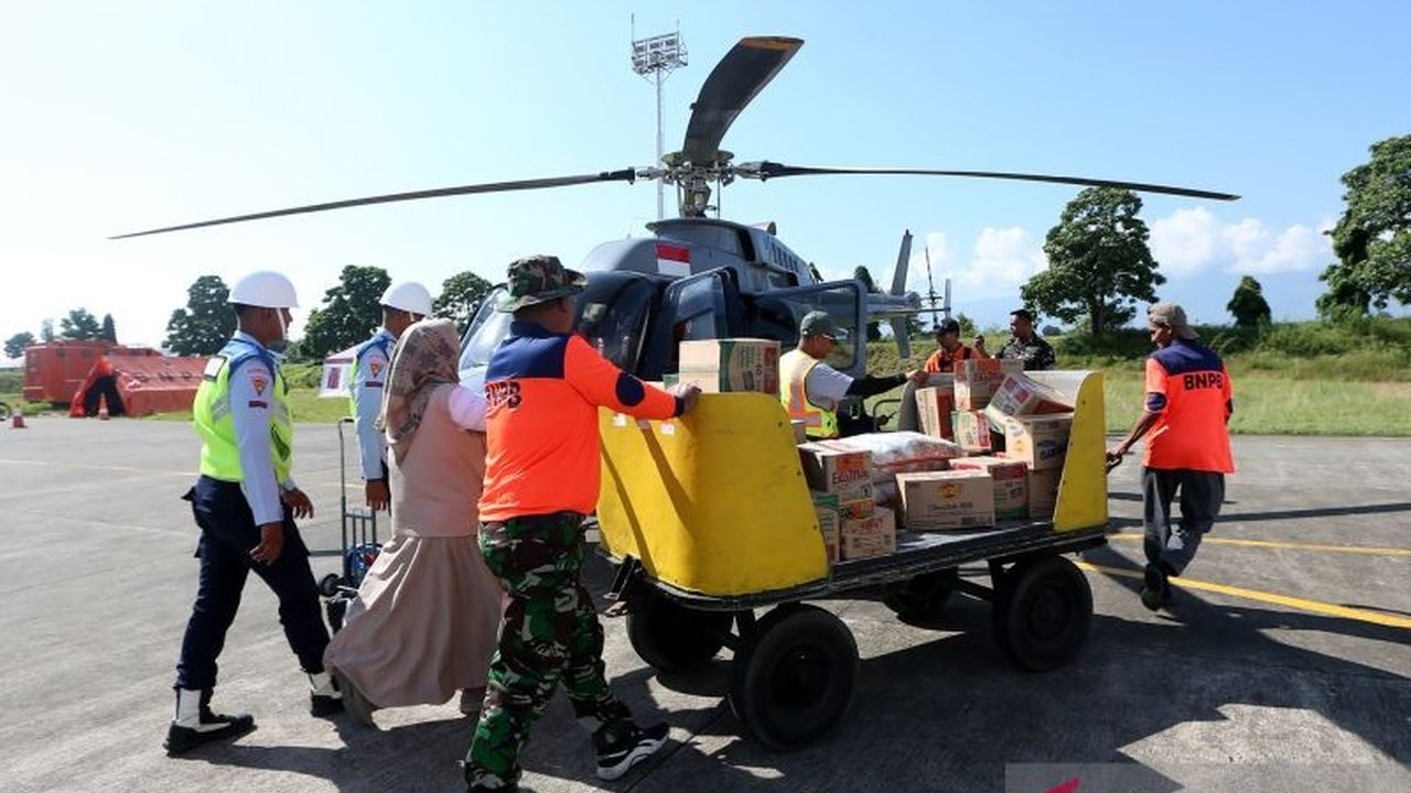 Tim gabungan Basarnas berhasil mengevakuasi satu korban pesawat ATR 42-500 yang jatuh di jurang sedalam 200 meter di Sulawesi Selatan, melanjutkan operasi pencarian korban lainnya.