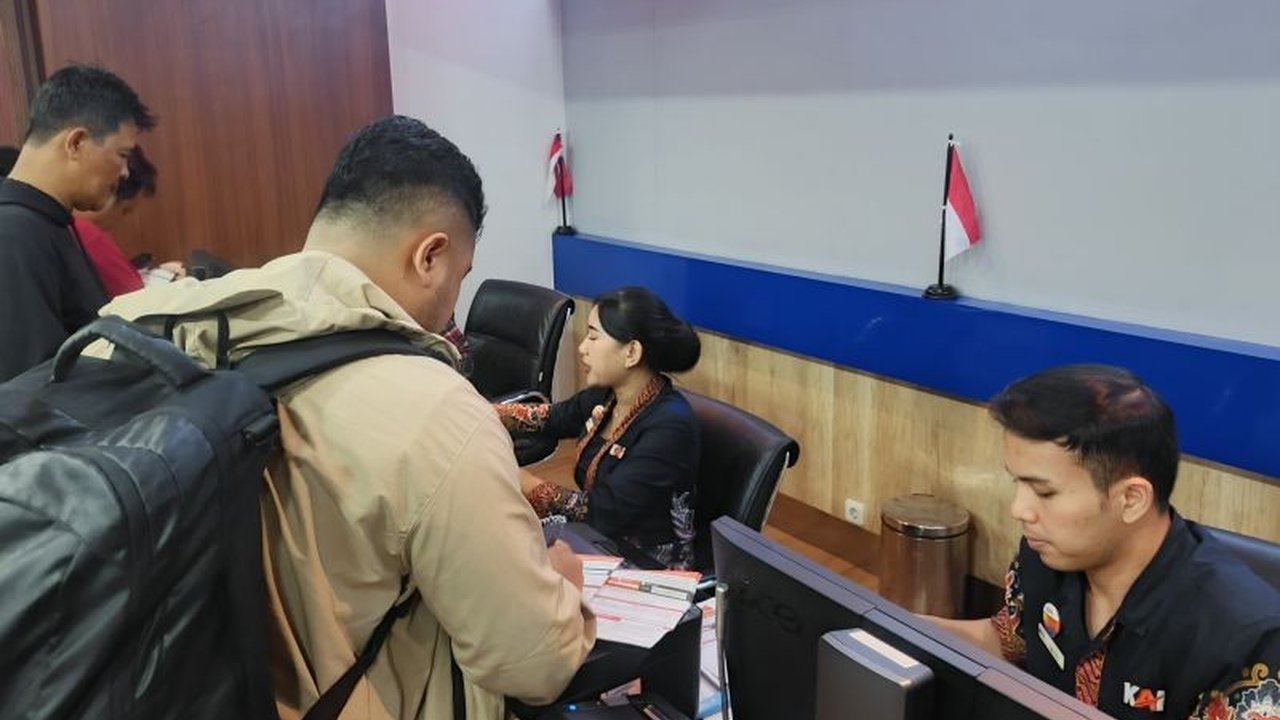 PT Kereta Api Indonesia (KAI) Daop 1 Jakarta menawarkan KAI refund tiket 100 persen bagi penumpang yang terdampak banjir Pekalongan, yang menyebabkan pembatalan dan pengalihan rute kereta api. Kebijakan ini bertujuan untuk meminimalkan ketidaknyamanan pen