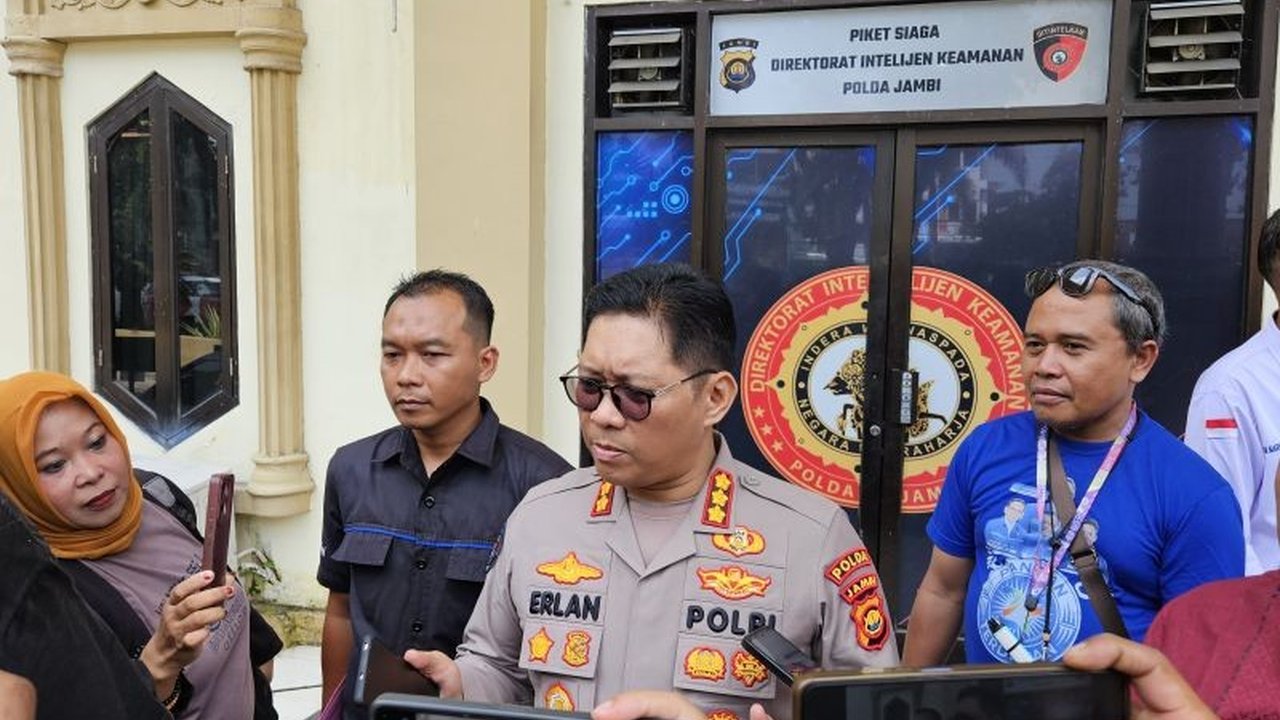 Seorang pengemudi mobil mewah tabrak pagar Mapolda Jambi pada dini hari, diduga kuat berada di bawah pengaruh narkoba dan alkohol setelah terlibat serangkaian kecelakaan.