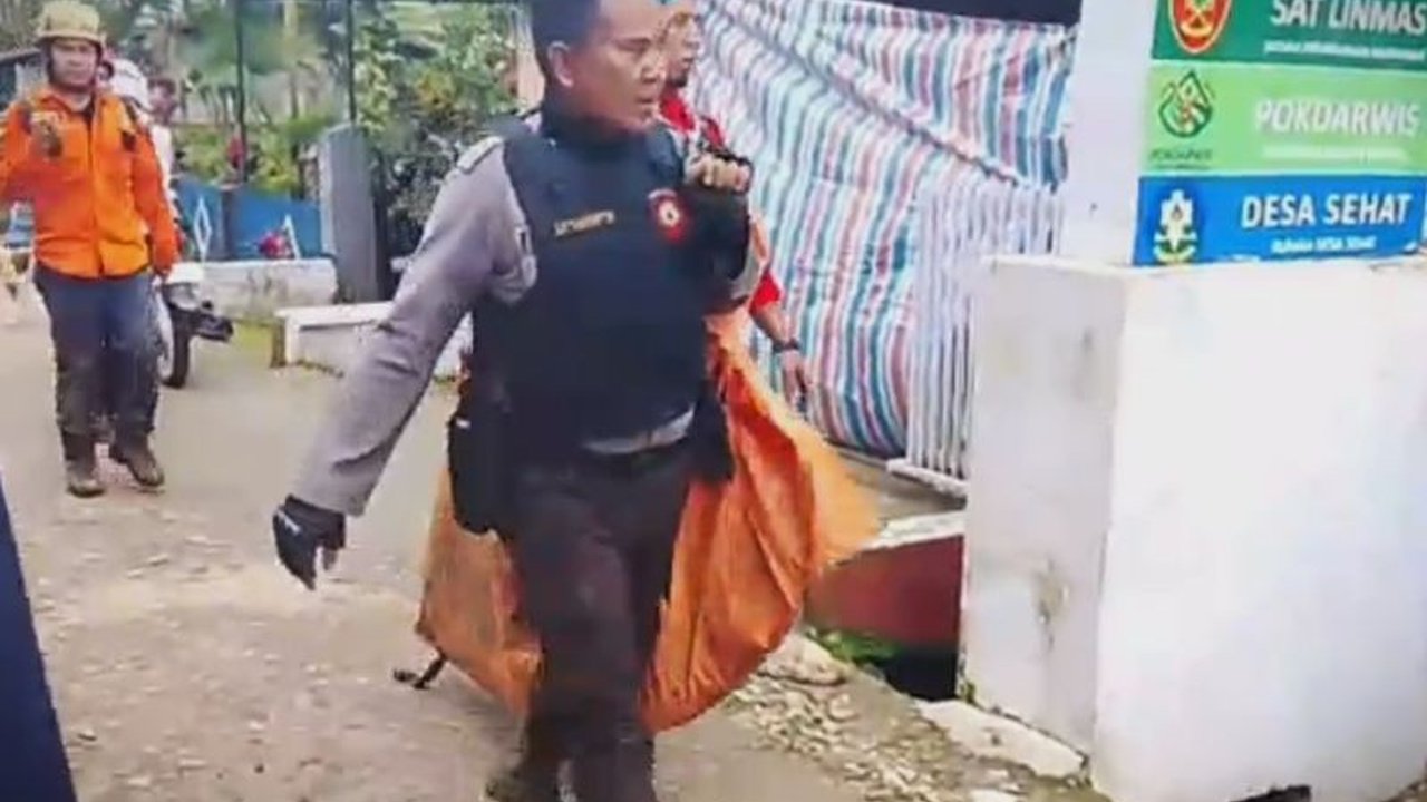Tim SAR Gabungan menemukan satu jasad korban kecelakaan pesawat ATR 42-500 di Gunung Bulusaraung, Maros, menandai kemajuan signifikan dalam operasi Penemuan Jasad Kecelakaan Pesawat ATR yang menantang.