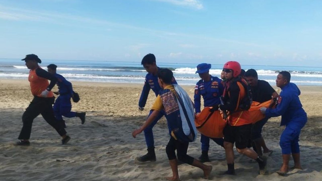 Tim Basarnas Banda Aceh berhasil mengevakuasi jenazah remaja Ahmad Furqan yang terseret arus di Pantai Krueng, Aceh Besar, setelah dua hari pencarian intensif, menandai berakhirnya operasi SAR.