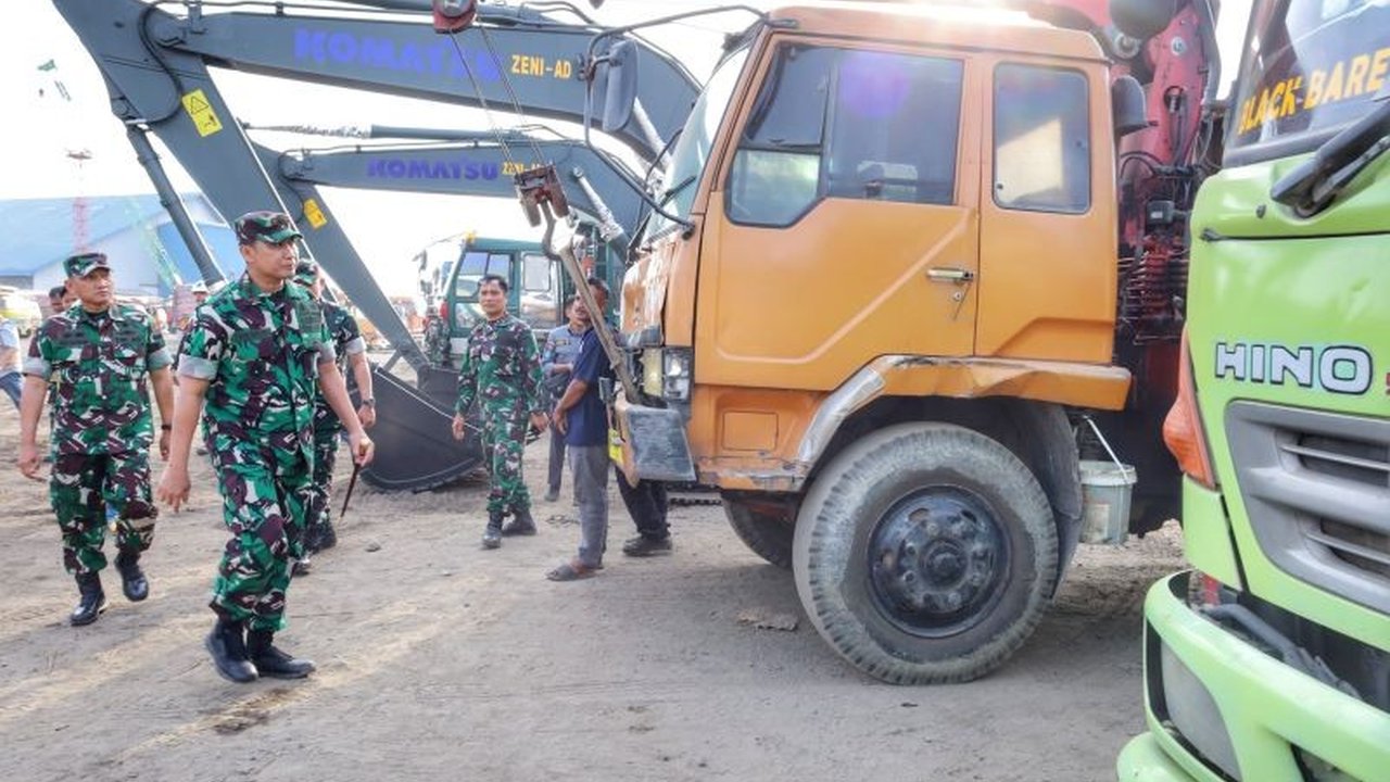 Kodam I/BB menerima bantuan alat berat dari Kasad untuk mempercepat pemulihan pasca bencana banjir dan longsor di Tapteng, Sumatera Utara. Bantuan alat berat Kodam I/BB Tapteng ini krusial untuk infrastruktur yang rusak.