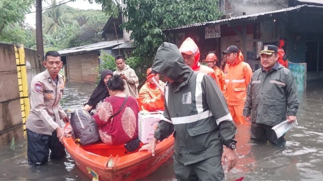 Hujan deras memicu Banjir Cakung Barat yang merendam ribuan rumah, mendesak petugas gabungan untuk segera mengevakuasi warga dan mendirikan dapur umum guna penuhi kebutuhan dasar.
