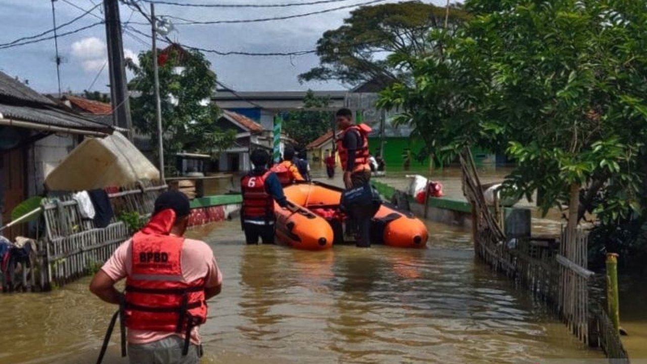 Hujan deras selama sehari penuh memicu terjadinya banjir Kabupaten Bekasi yang melumpuhkan aktivitas warga di 16 kecamatan dan 40 desa, dengan ribuan kepala keluarga terdampak.