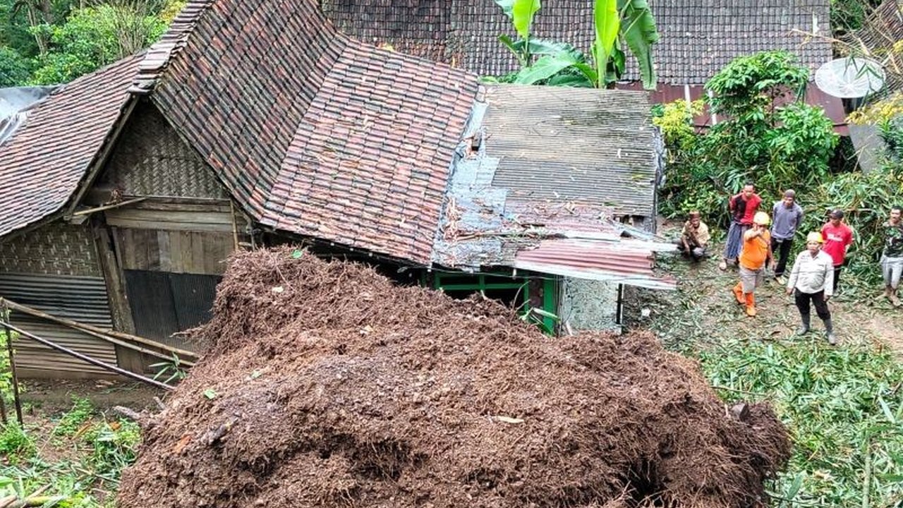 Bencana tanah longsor melanda Situbondo, merusak dua rumah warga di Desa Alas Tengah. BPBD Situbondo memastikan tidak ada korban jiwa dalam insiden Longsor Situbondo tersebut.