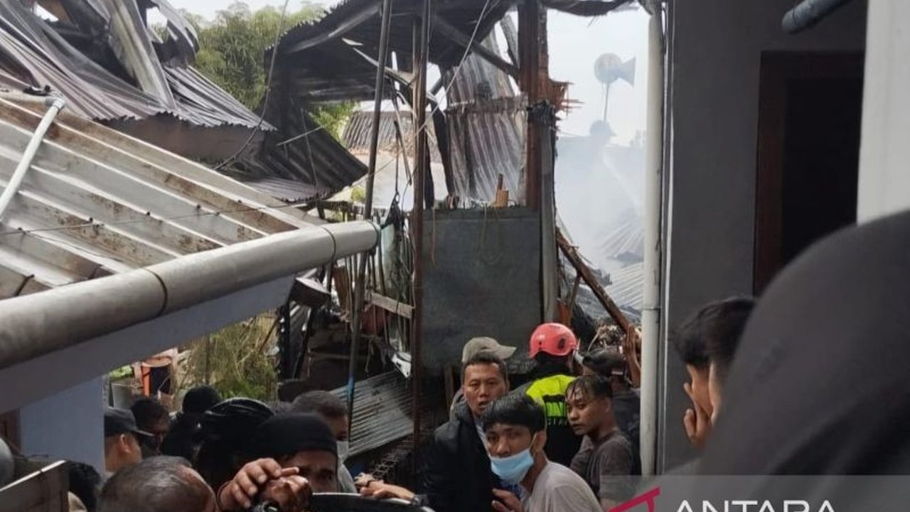 Kantor Satpol PP dan Damkar Cianjur berhasil menuntaskan penanganan dua kejadian kebakaran yang melanda enam rumah warga di dua kecamatan, dengan kerugian mencapai ratusan juta rupiah. Warga Cianjur diimbau waspada terhadap Kebakaran Cianjur akibat arus p